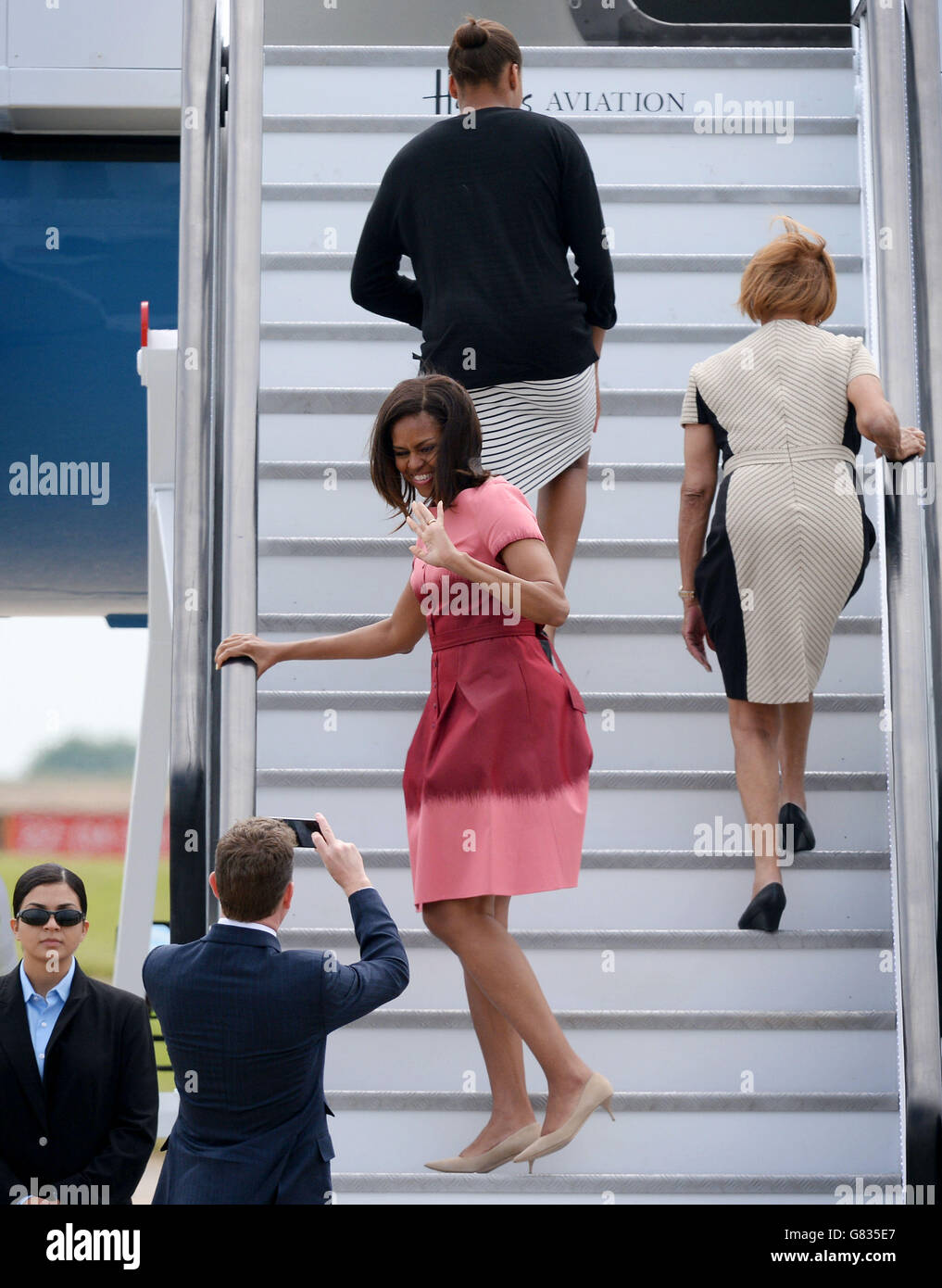L'Ambasciatore DEGLI STATI UNITI a Londra Matthew Barzun fotografa la First Lady Michelle Obama mentre parte dall'aeroporto di Stansted, Essex, dopo una visita di tre giorni nel paese. Foto Stock