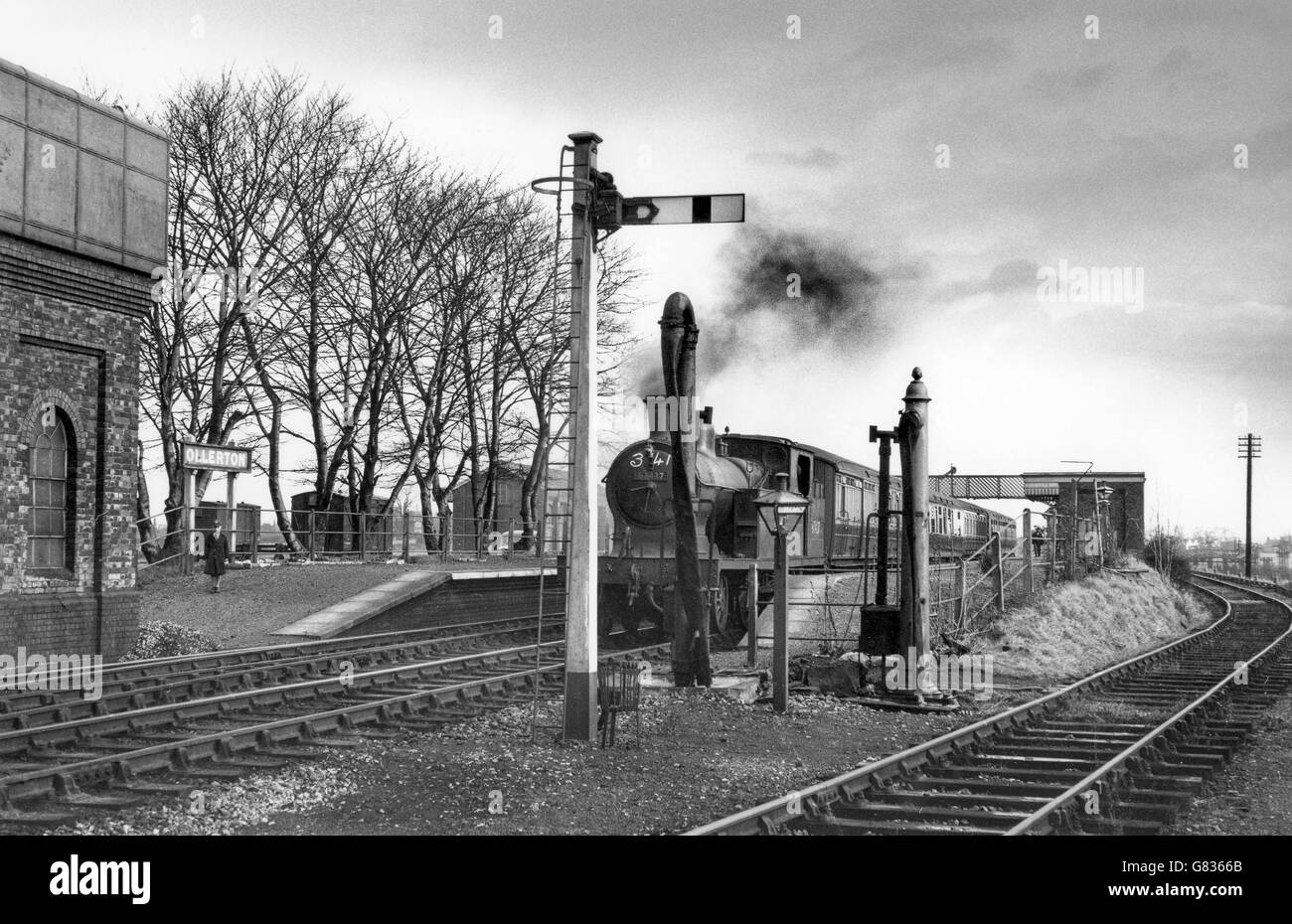 Questa scena raffigura Robinson Classe C13 4-4-2T n. 67437 Al atation. Il 4 dicembre 1954. Foto Stock