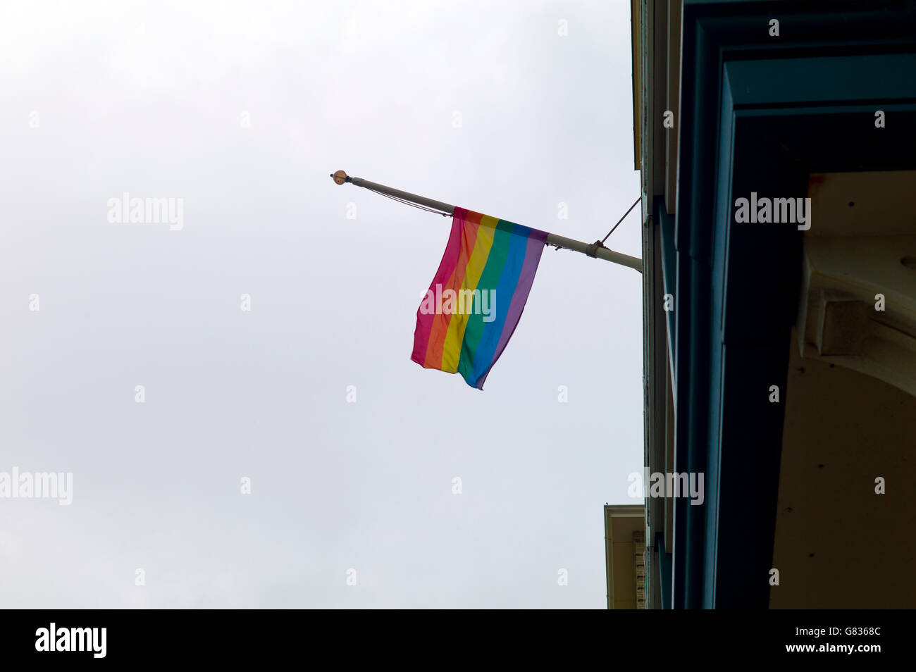 Bandiera arcobaleno a mezz asta seguente attacco pistola sul club gay in Orlando, Florida, Brighton, Regno Unito Foto Stock