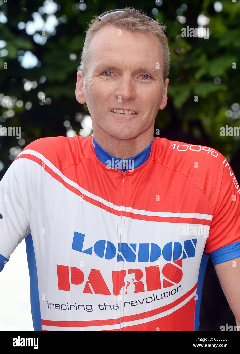 L'ex calciatore inglese Geoff Thomas prima di partire per un giro in bici benefico da Londra a Parigi a Greenwich Park, Londra, per raccogliere &sterlina;1 milione per la leucemia di cura, la carità del cancro di anima a cui deve la sua vita. Foto Stock