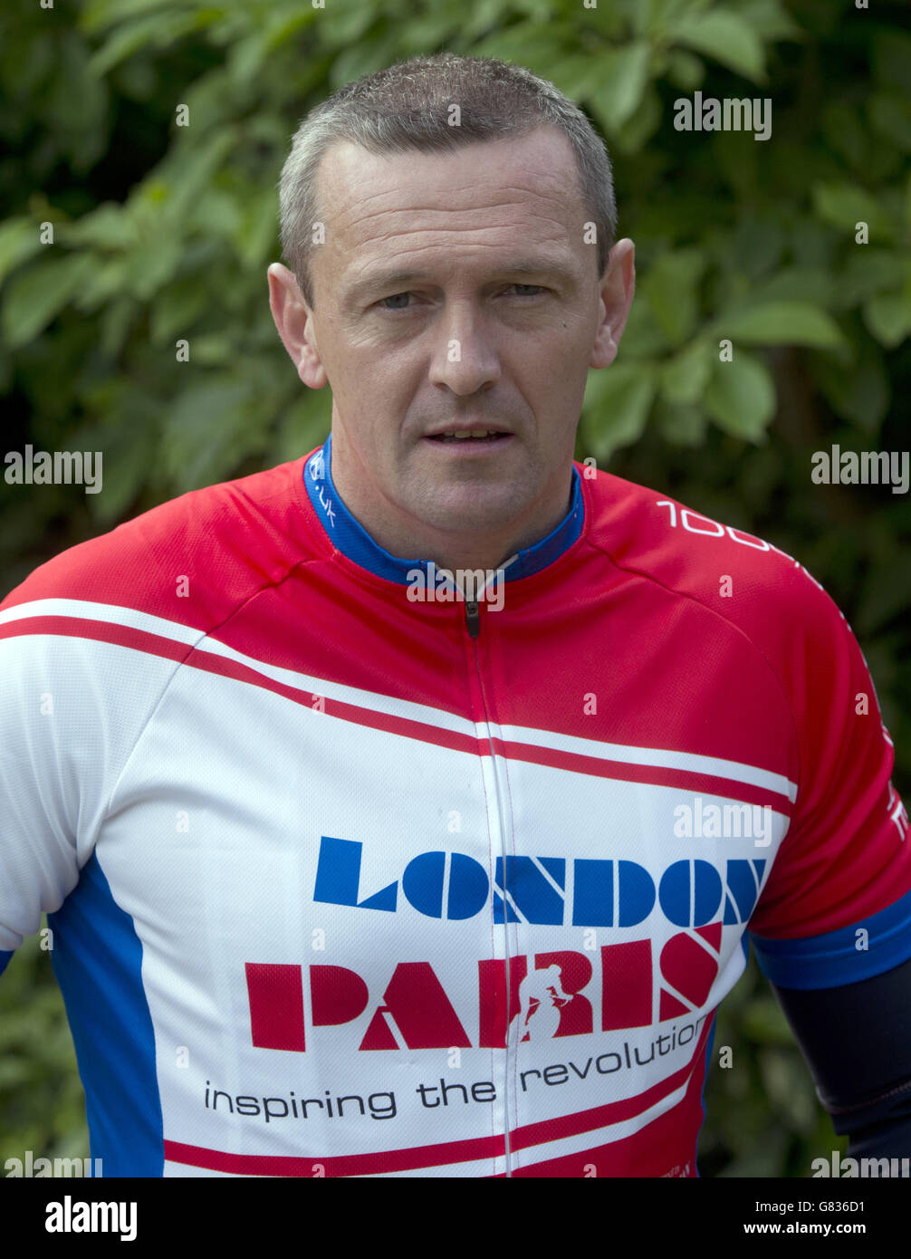 Inghilterra sotto il pullman di 20 anni Aidy Boothroyd prima di partire per un giro in bici di beneficenza da Londra a Parigi a Greenwich Park, Londra, per raccogliere £1 milione per la leucemia Cure, la carità per il cancro al sangue che l'ex calciatore inglese Geoff Thomas deve la sua vita. Foto Stock