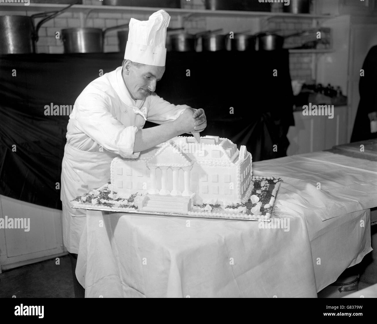 Lo chef Gerry Phillips, di Thornton Heath, mette il tocco finale alla torta nuziale da 140lb per Lady Pamela Mountbatten e MR David Hicks presso Romsey Abbey, Hampshire. Foto Stock