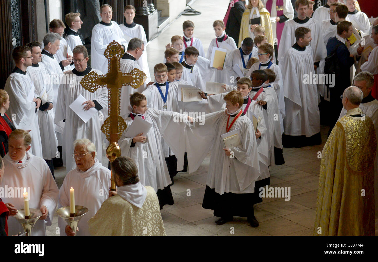 Coro ragazzi in un servizio commemorativo per il 200° anniversario della Battaglia di Waterloo alla Cattedrale di St Paul a Londra. Foto Stock