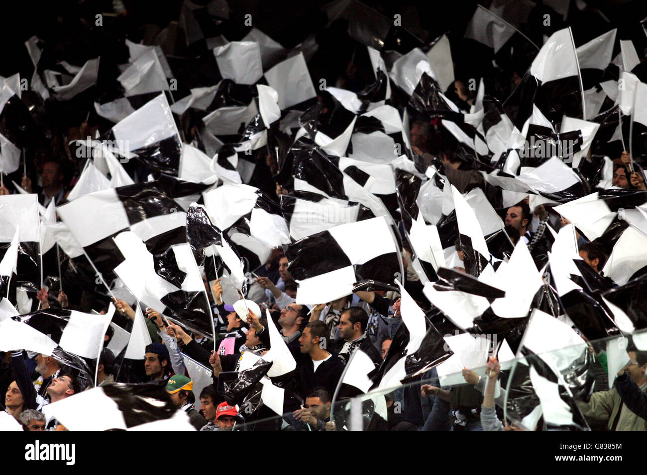 Calcio - UEFA Champions League - quarto finale - seconda tappa - Juventus v Liverpool - Stadio delle Alpi. I fan di Juventus sventolano bandiere durante il gioco Foto Stock
