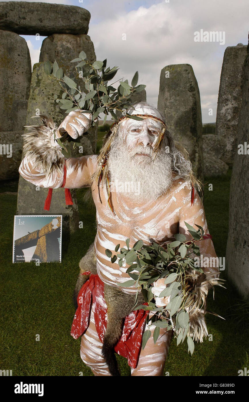 Lo storyteller aborigeno Francis Firebrick riassume una cerimonia tribale. Royal Mail e Australia Post hanno Unito le forze per produrre gli otto francobolli, mostrando i siti del Patrimonio Mondiale nel Regno Unito e in Australia. Foto Stock