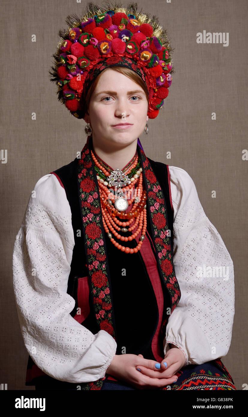 Sposa ucraino in costume nazionale Foto Stock