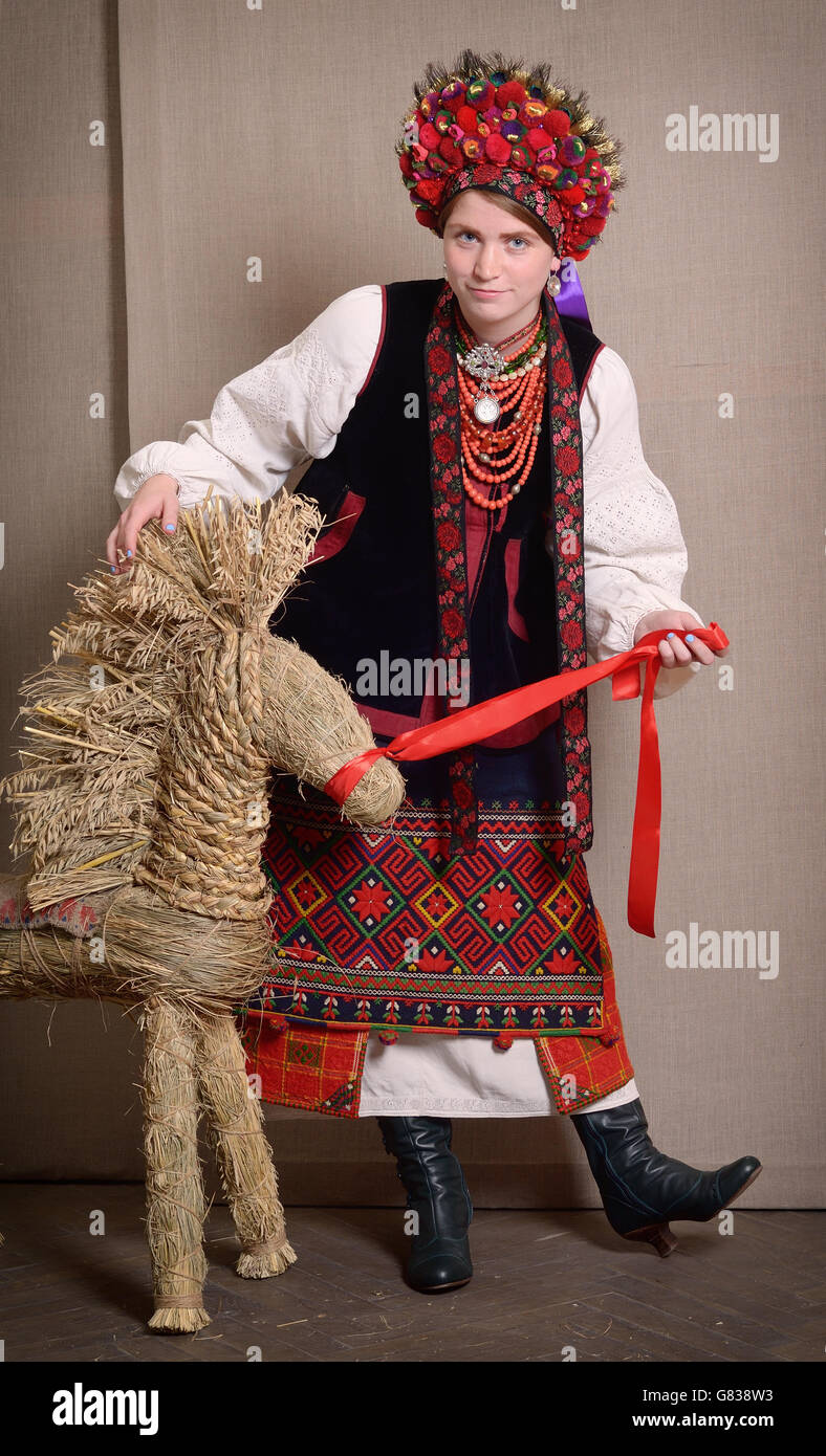Donna ucraina nel costume nazionale Foto Stock