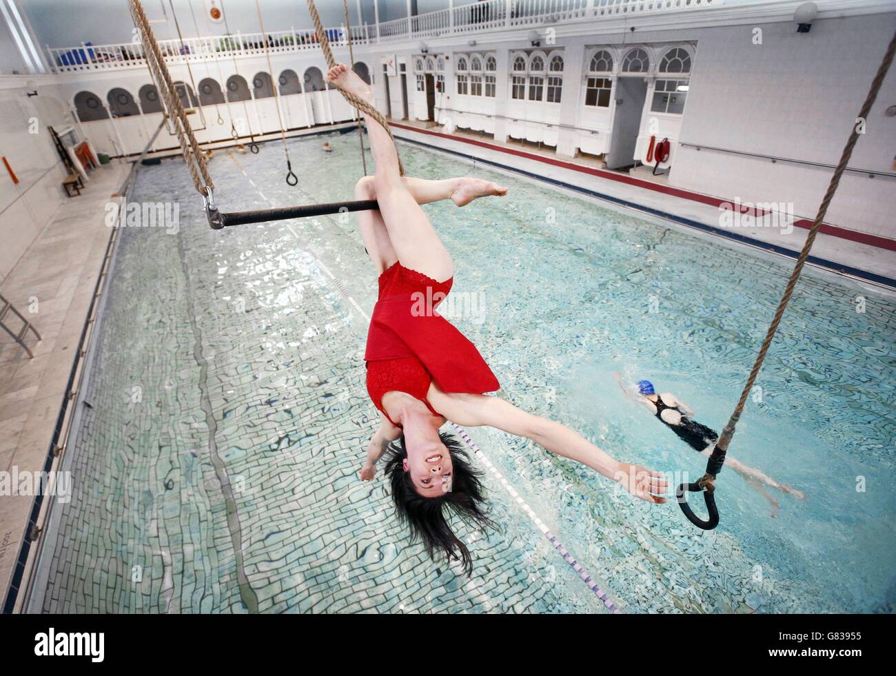 Tre è una folla - tutto o niente antenna teatro danza - Lancio Foto Stock