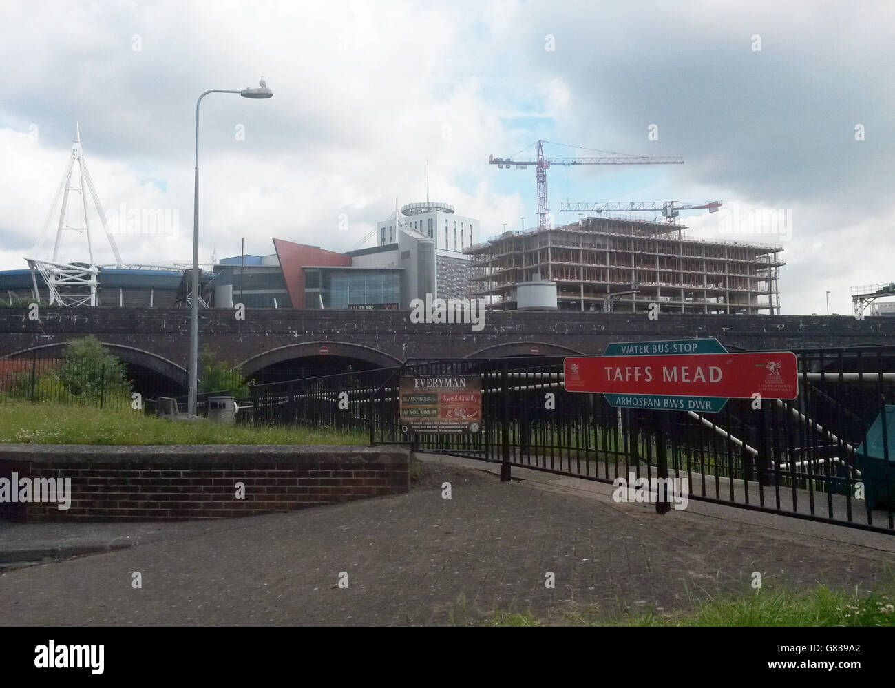MIGLIORE QUALITÀ DISPONIBILE Una vista generale di Taffs Mead Embankment, Cardiff, come la polizia sta facendo appello alla madre di un bambino il cui corpo è stato recuperato dal fiume Taff per venire avanti. Foto Stock