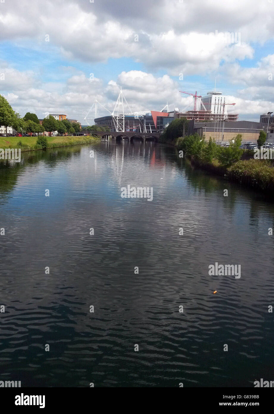 Una visione generale di Taffs Mead Embankment, Cardiff, come la polizia stanno facendo appello alla madre di un bambino il cui corpo è stato recuperato dal fiume Taff per venire avanti. Foto Stock