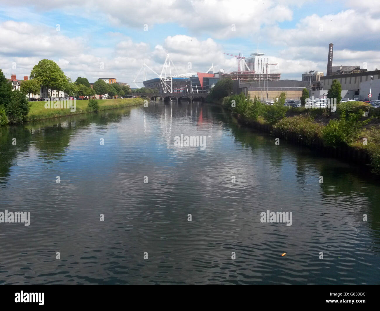 Una visione generale di Taffs Mead Embankment, Cardiff, come la polizia stanno facendo appello alla madre di un bambino il cui corpo è stato recuperato dal fiume Taff per venire avanti. Foto Stock