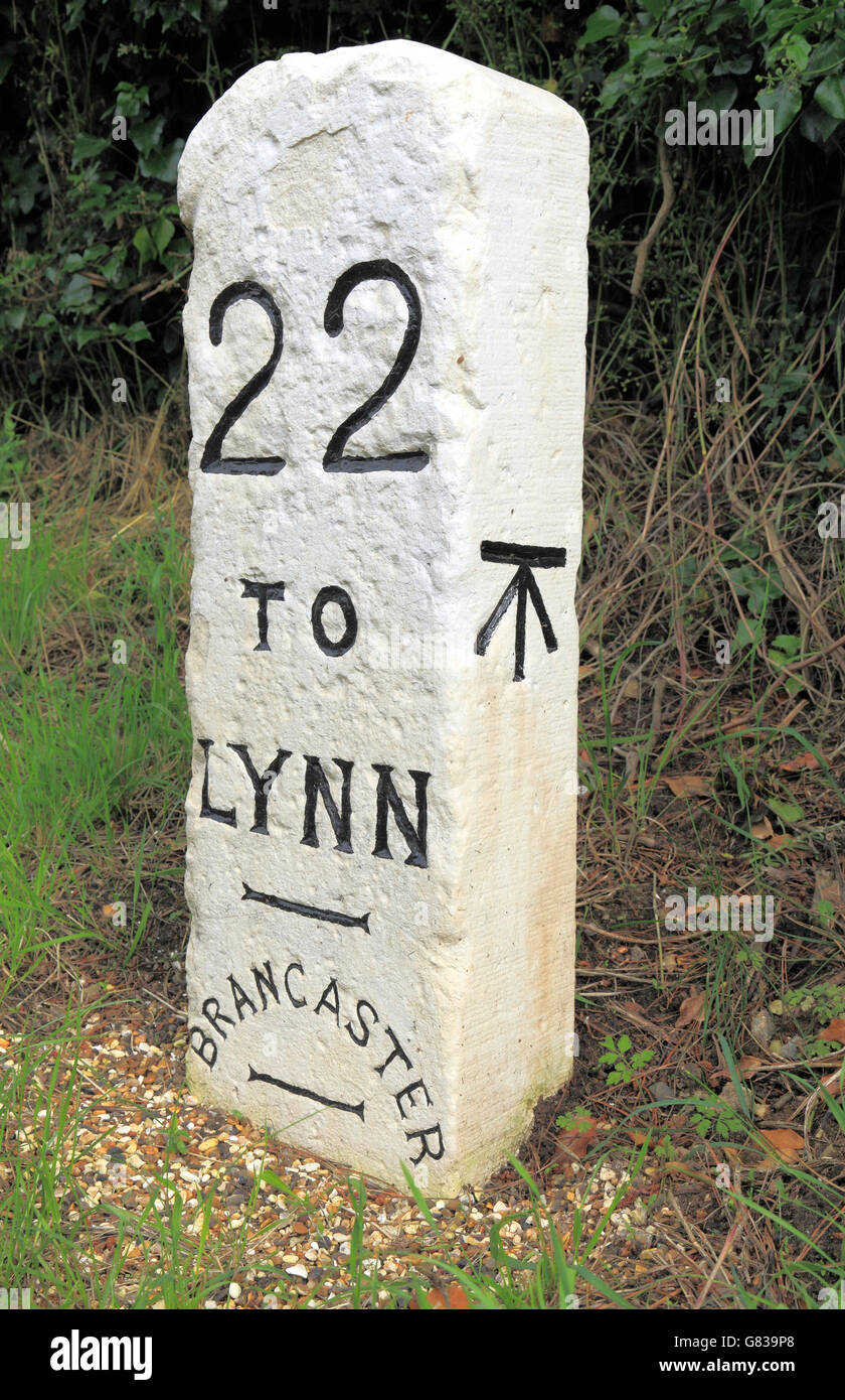 Pietra miliare, Brancaster a Kings Lynn, Norfolk, old English Turnpike road strade pietre miliari, 22 miglia a Lynn, ampio segno di freccia Foto Stock