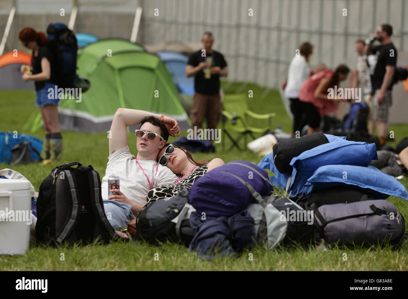 Festivalgoers Daniel Finn e Mary Millar di Birmingham, per rilassarsi al festival di Glastonbury presso la Worthy Farm di Somerset. Foto Stock