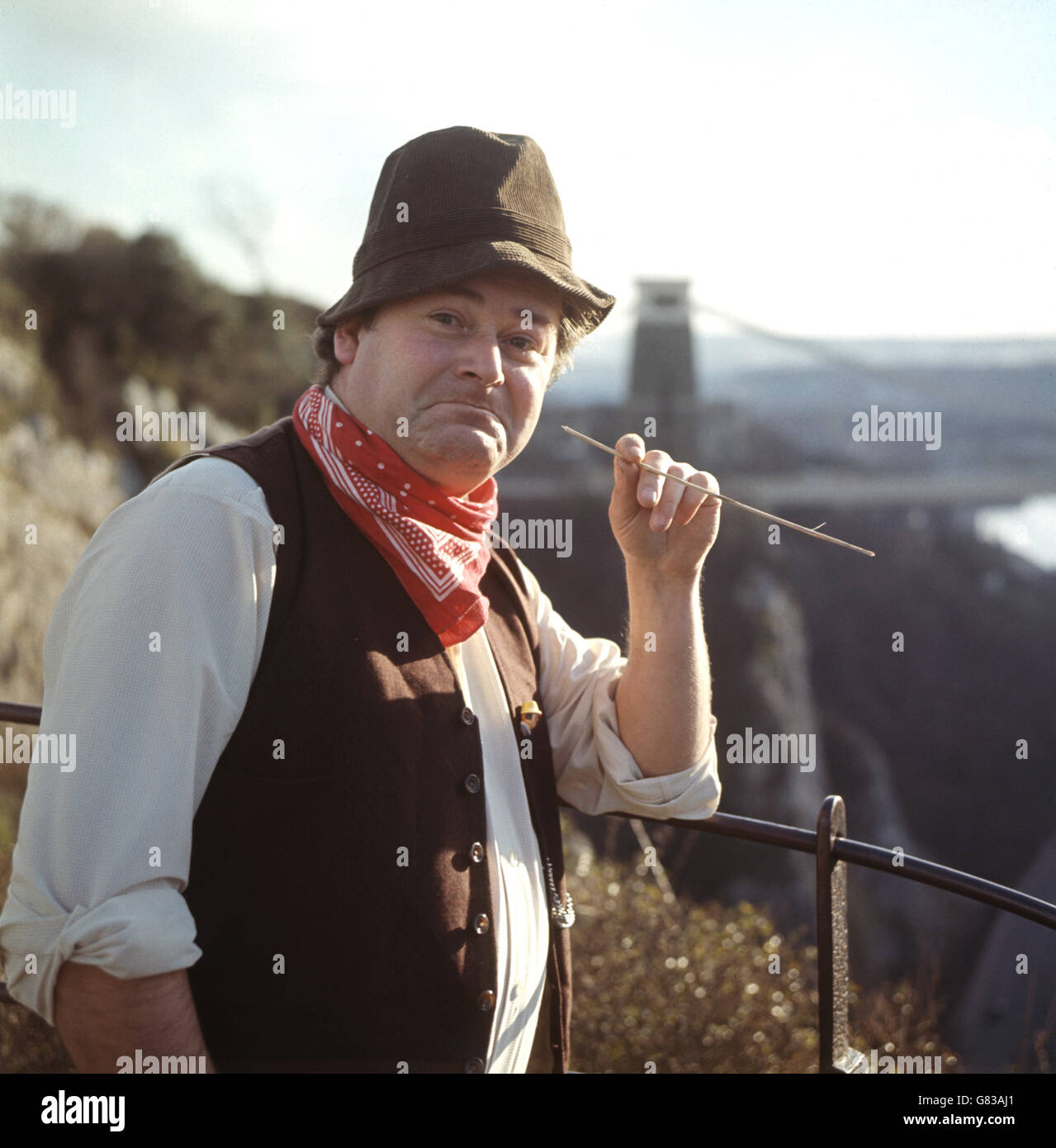 Adge (Alan John) Cutler, scrittore nato nel somerset e cantante di West Country Songs, raffigurato a Bristol, con Clifton Suspension Bridge sullo sfondo. Fondò i Wurzels, la band del somerset. Foto Stock