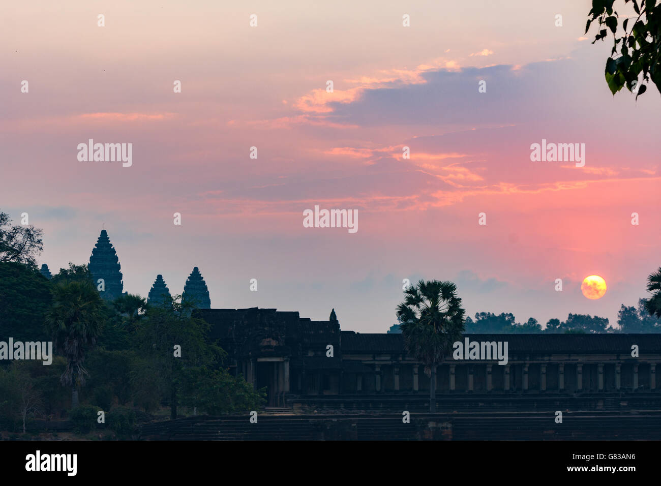 Sunrise di Angkor Wat visto attraverso il lago Foto Stock