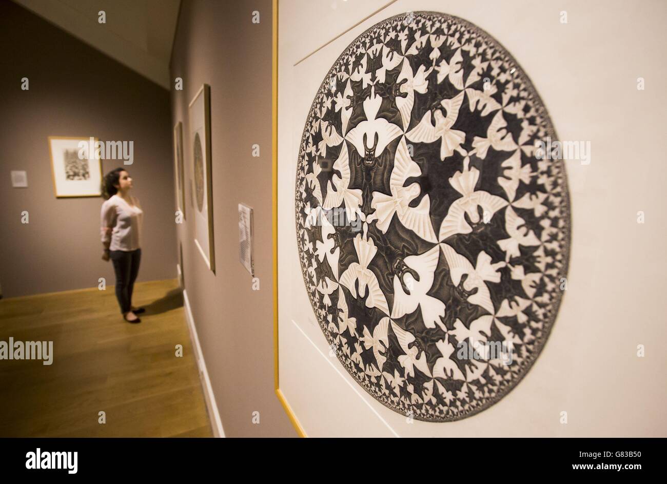 Adeline Amar, dipendente delle National Galleries of Scotland, con un'opera di M.C. Escher in vista di una importante retrospettiva degli artisti, lavora alla Scottish National Gallery of Modern Art di Edimburgo. Foto Stock