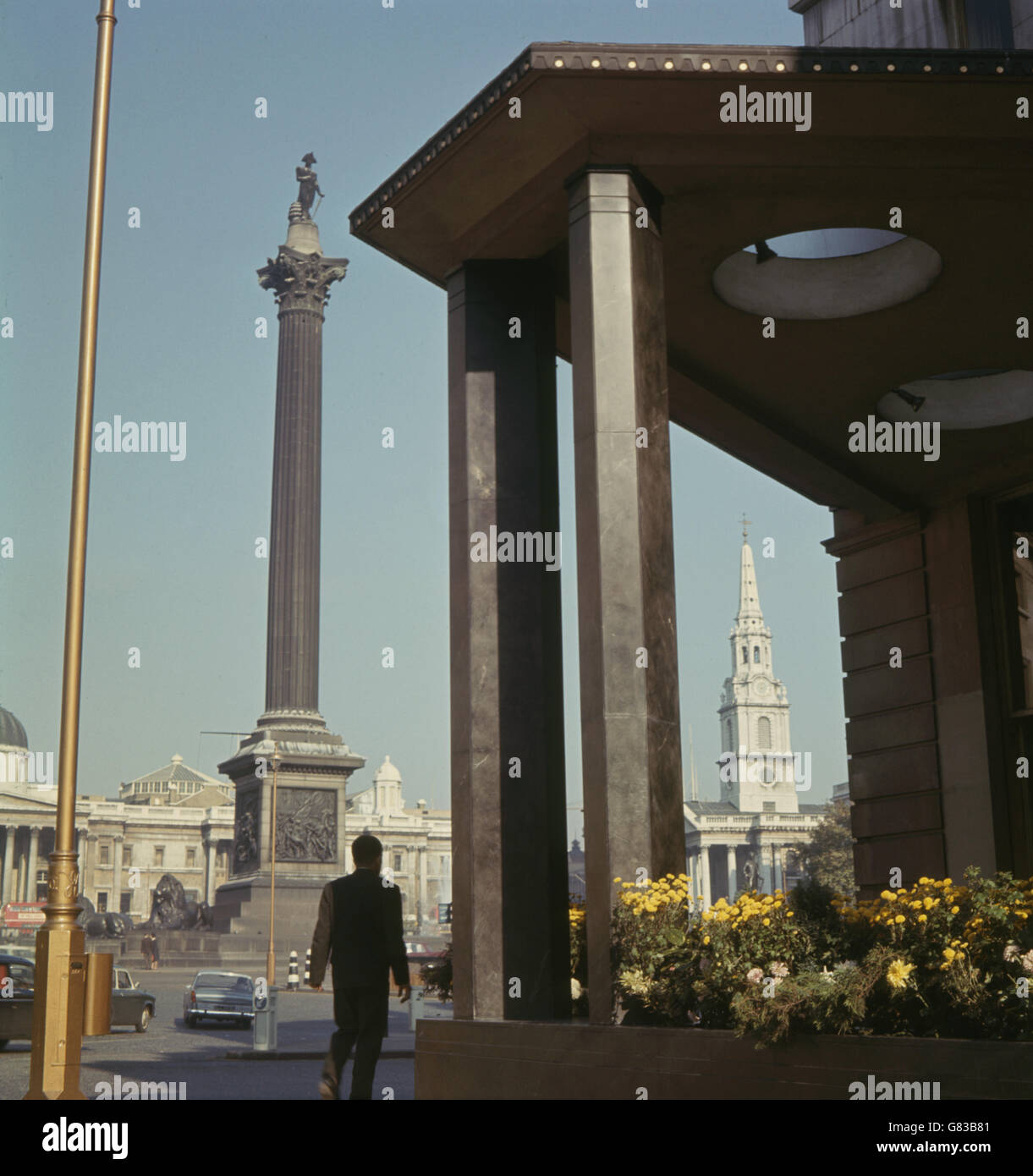 Colonna di Nelson in Trafalgar Square. Incorniciato nel moderno portico di una banca è San Martino nella Chiesa dei campi. Foto Stock