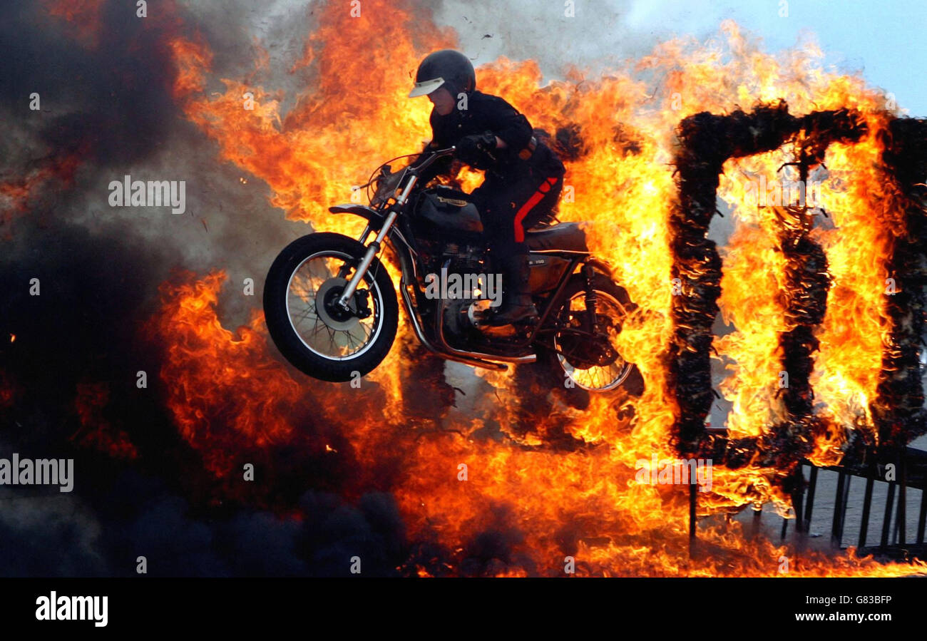 Allenamento con i Royal Signals White Helmets - Blandford Camp. Lance Corporal Stephanie McGinn che salta anche se un cerchio di fuoco. Foto Stock