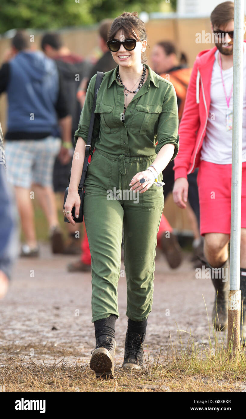 Daisy Lowe backstage al Glastonbury Festival, presso la Worthy Farm nel Somerset. PREMERE ASSOCIAZIONE foto. Data immagine: Venerdì 26 giugno 2015. Il credito fotografico dovrebbe essere: Filo Yui Mok/PA Foto Stock