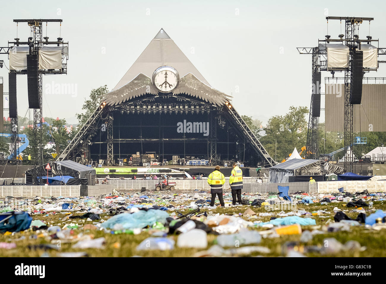Glastonbury Festival 2015 - dopo. I rifiuti sparsi attraverso il palcoscenico della Piramide dopo il Festival di Glastonbury, presso la Worthy Farm, Somerset. Foto Stock