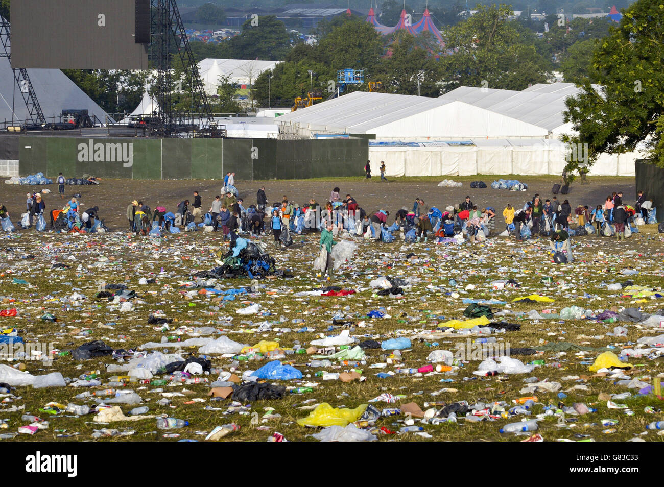 I rifiuti si sono sparsi attraverso il campo di palcoscenico di Pyramid al Festival di Glastonbury, presso la Worthy Farm, Somerset. Foto Stock
