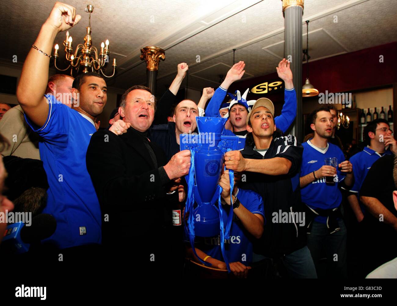 L'ex giocatore di Chelsea John Hollins si mescola con i fan come loro aspettate di vedere se vincono il titolo come loro Guarda il gioco Arsenal v Tottenham Foto Stock
