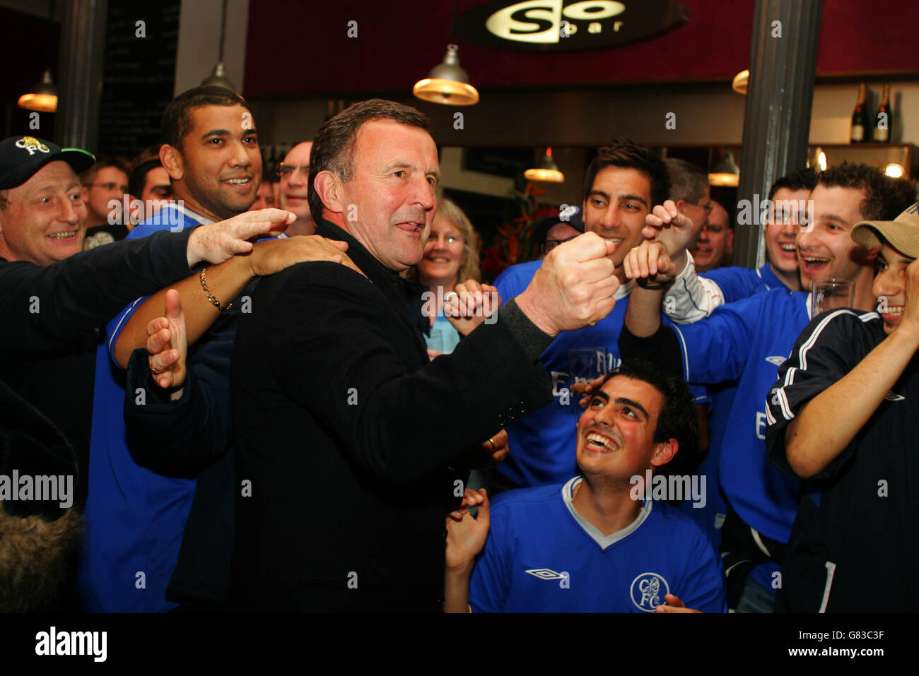 L'ex giocatore di Chelsea John Hollins si mescola con i fan come loro aspettate di vedere se vincono il titolo come loro Guarda il gioco Arsenal v Tottenham Foto Stock