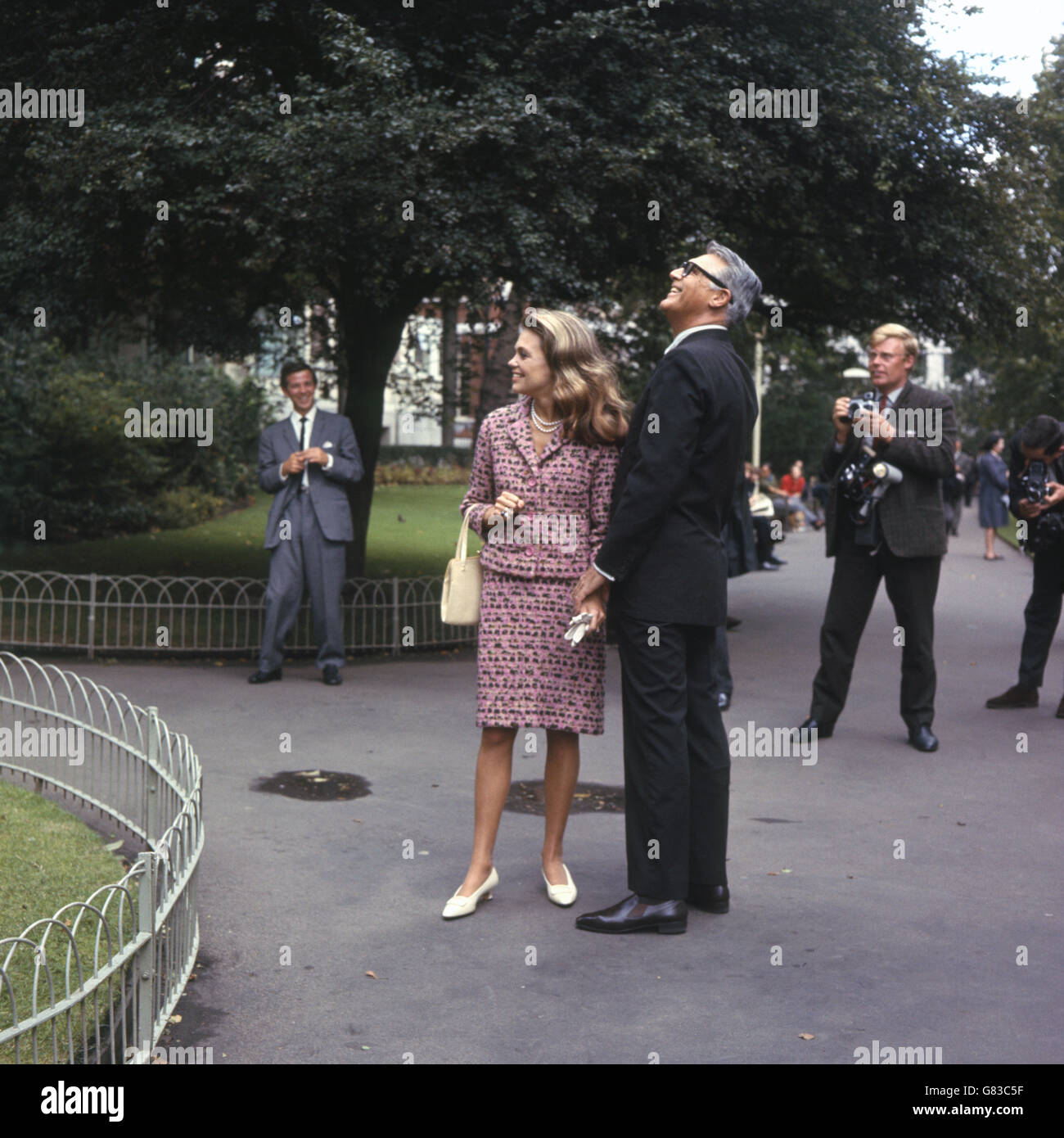 Film - Cary Grant e Dyan Cannon - Londra. L'attore inglese Cary Grant e la sua moglie di 29 anni, l'ex attrice Dyan Cannon, a Londra. Foto Stock