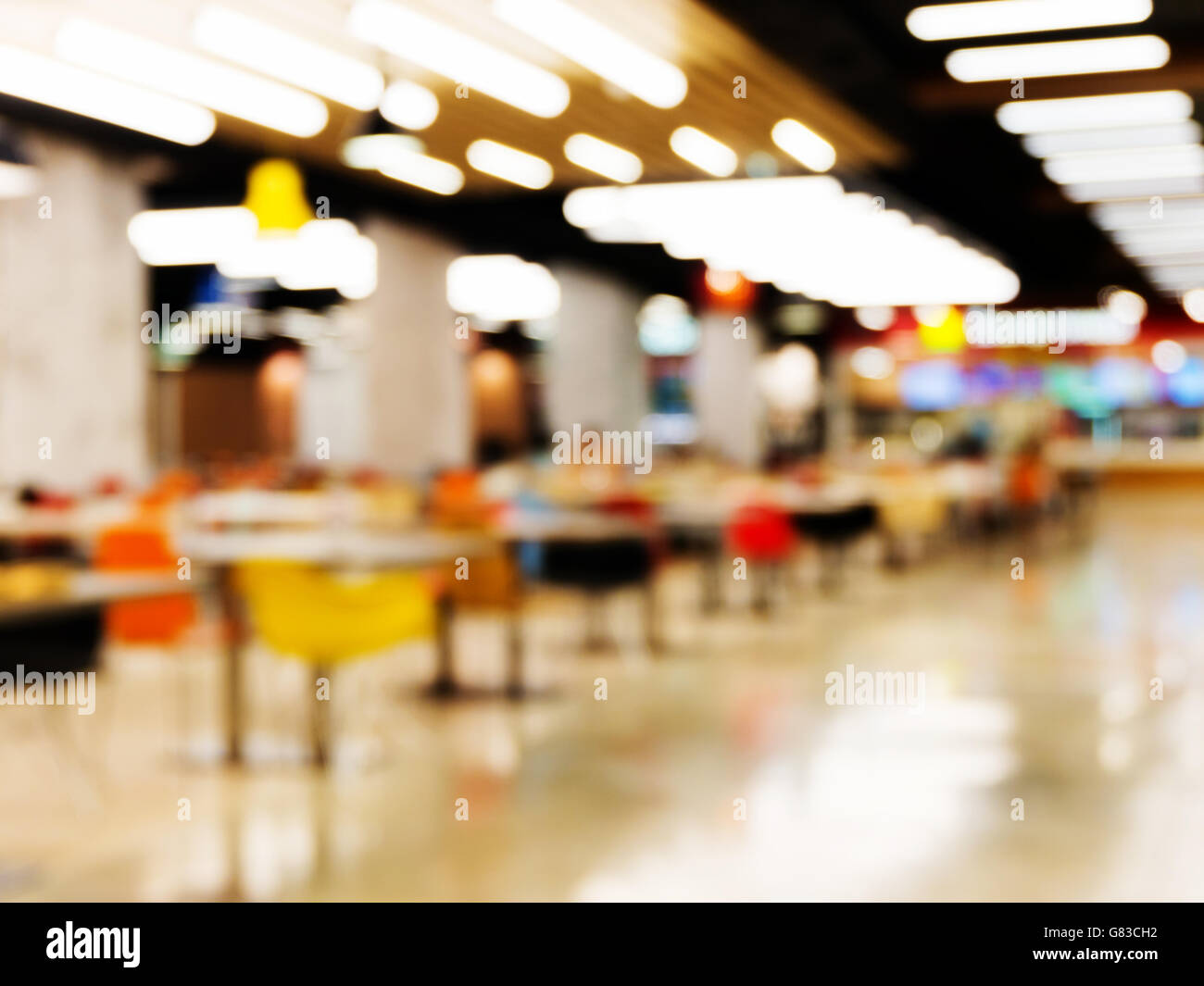 Sagome sfocate di gente seduta in una caffetteria. Foto Stock