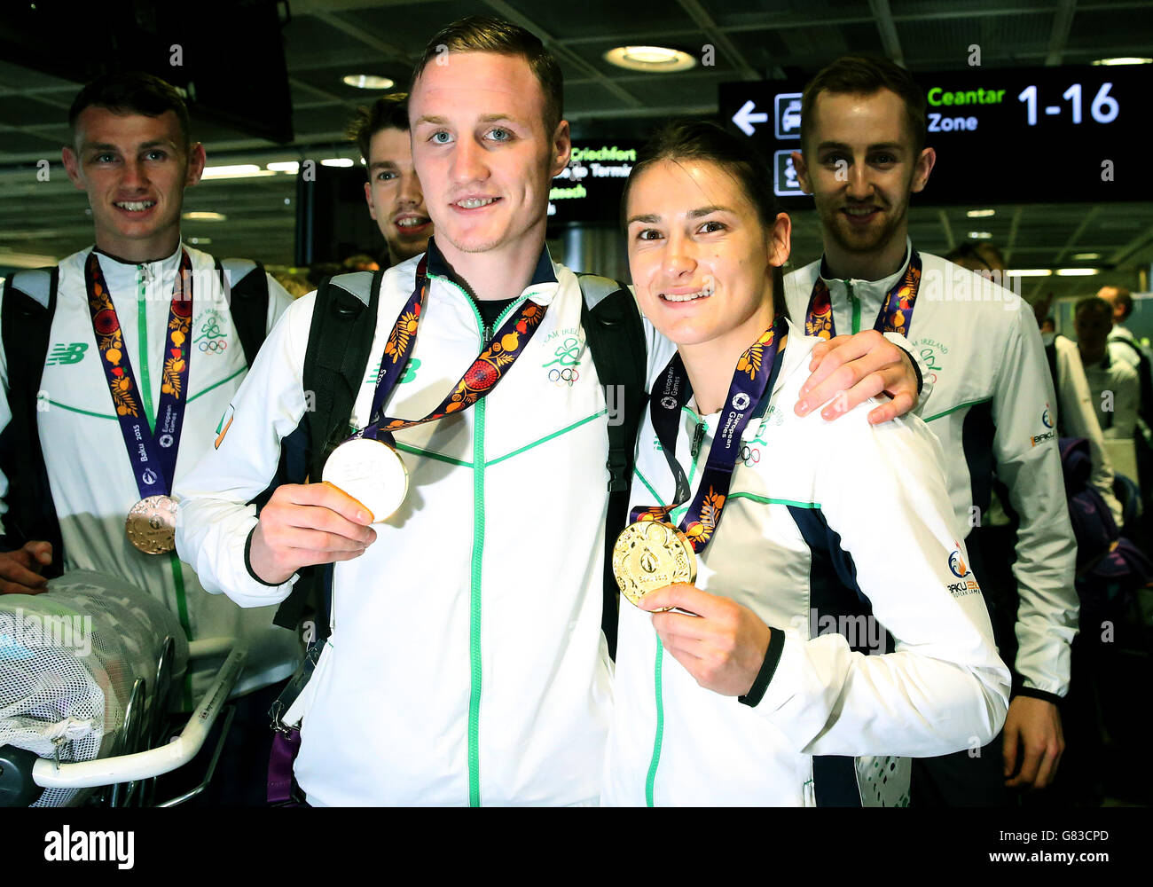 I pugili Katie Taylor e Michael o'Reilly mostrano le loro medaglie d'oro quando arrivano all'aeroporto di Dublino dopo i Giochi europei del 2015, tenuti in Azerbaigian. Foto Stock