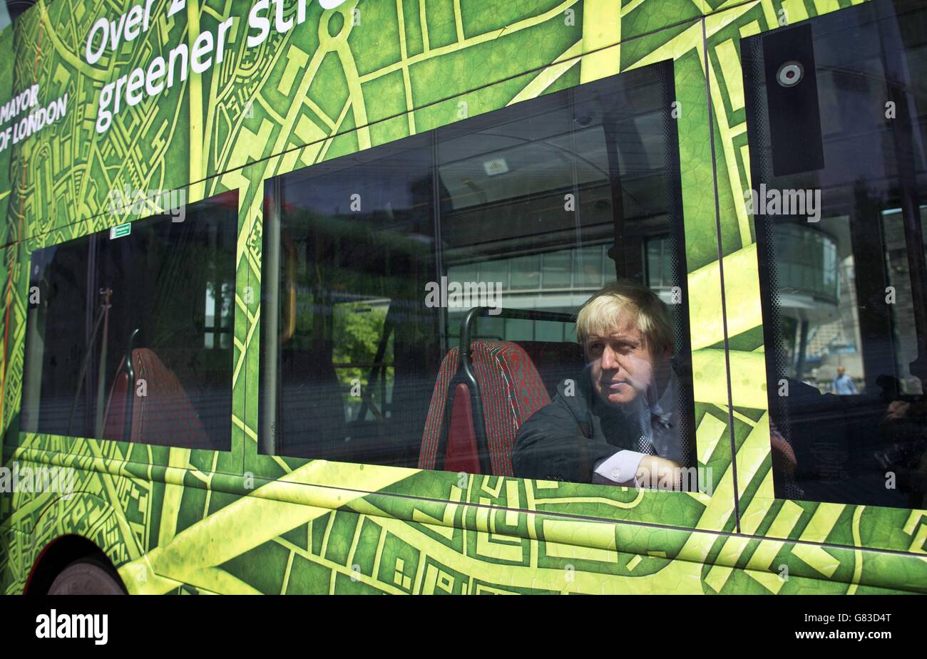 Sindaco di Londra Boris Johnson al Clean Bus Summit in City Hall, Londra, dove è stato annunciato il primo autobus elettrico puro a due piani entrerà in servizio nella capitale nel corso di quest'anno. Foto Stock