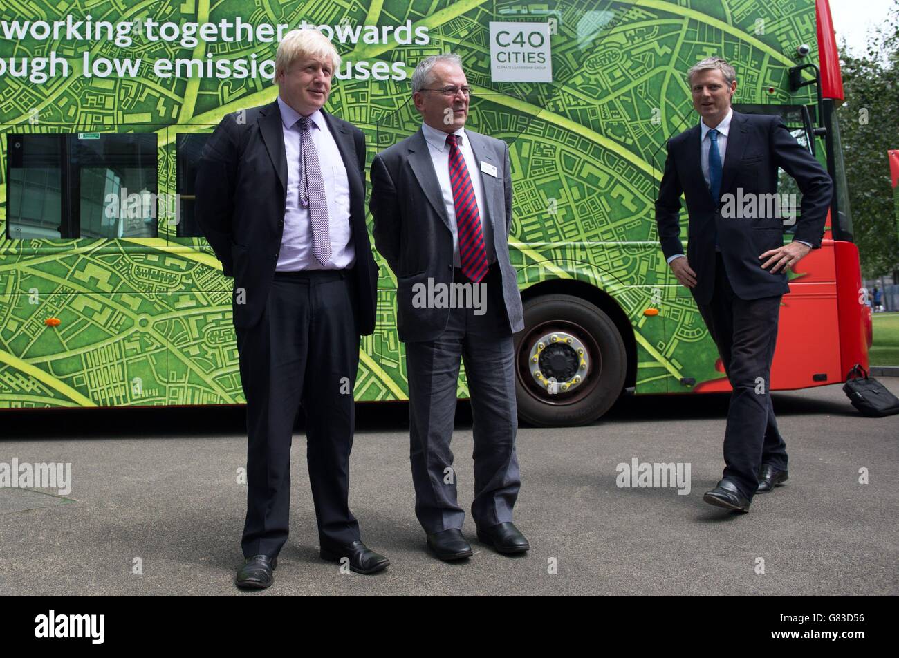 Sindaco di Londra Boris Johnson, Sir Peter Hendy, commissario per i trasporti di Londra e Zac Goldsmith MP al Clean Bus Summit di City Hall, Londra, dove è stato annunciato che il primo autobus elettrico a due piani puro entrerà in servizio nella capitale alla fine di quest'anno. Foto Stock