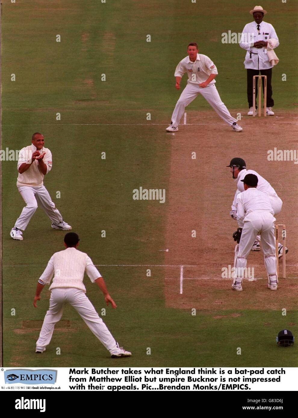 International Cricket-England / Australia-1st Test, Edgbaston. Mark Butcher prende ciò che l'Inghilterra pensa sia un picchetto di pipistrello da Matthew Elliot, ma umpire Bucknor non è impressionato con i loro appelli. Foto Stock