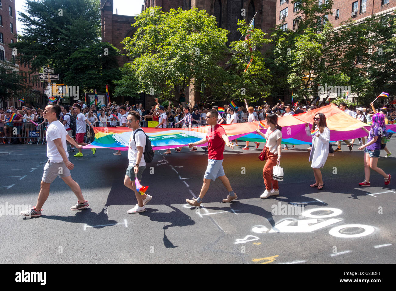 Rappresentanti dell'Asian comunità LGBT marciando in NYC Pride marzo nel Greenwich Village di New York City Foto Stock