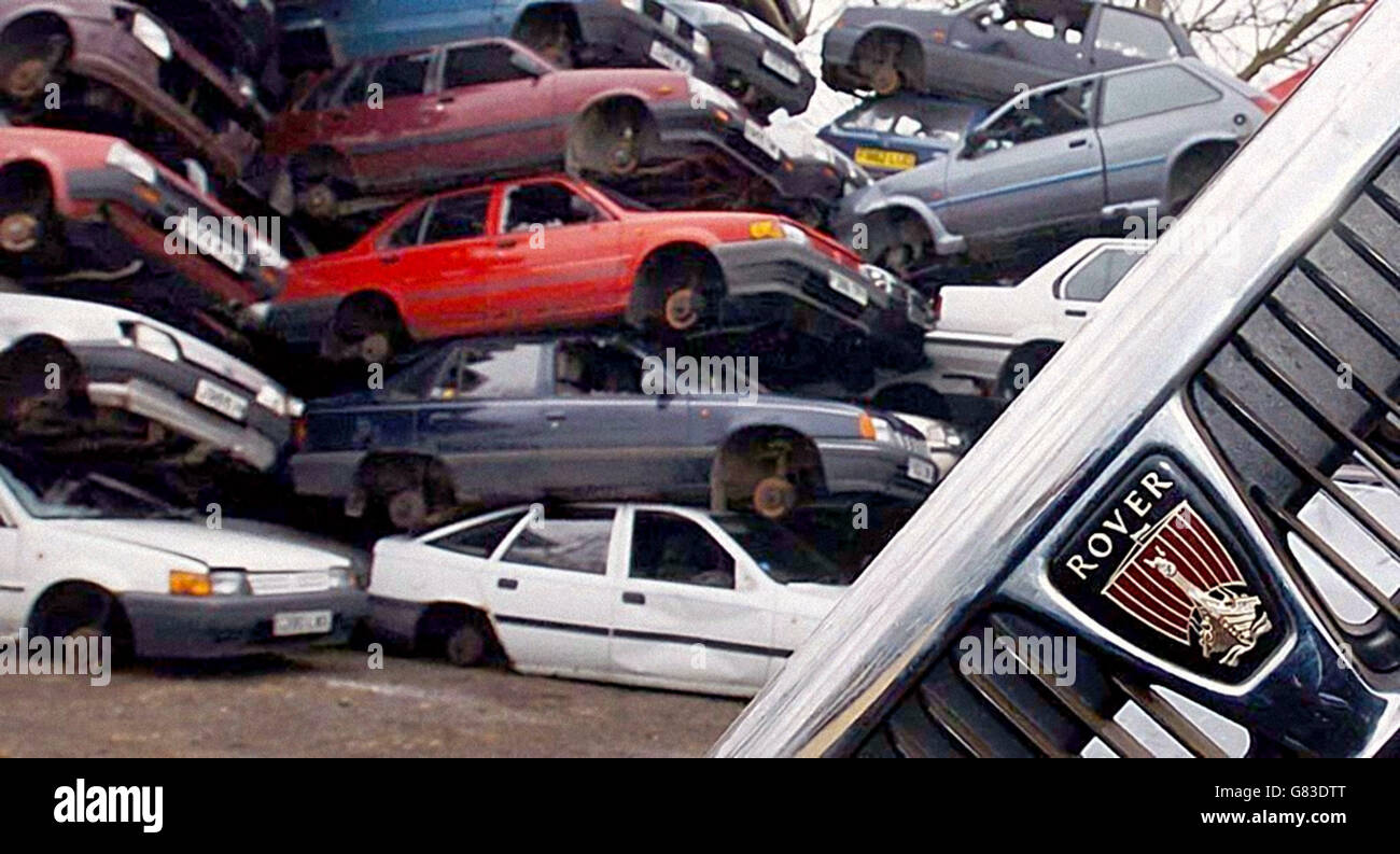 Una griglia per auto Rover si trova a terra in un cantiere di demolitori vicino a York, dopo l'annuncio della fine della produzione di auto presso LO stabilimento DI MG Rover. Foto Stock