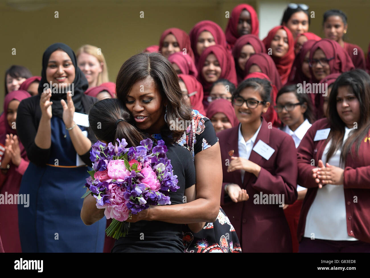 LA prima signora DEGLI STATI UNITI Michelle Obama incontra gli alunni e il personale della Mulberry School for Girls a Tower Hamlets, a est di Londra. Foto Stock