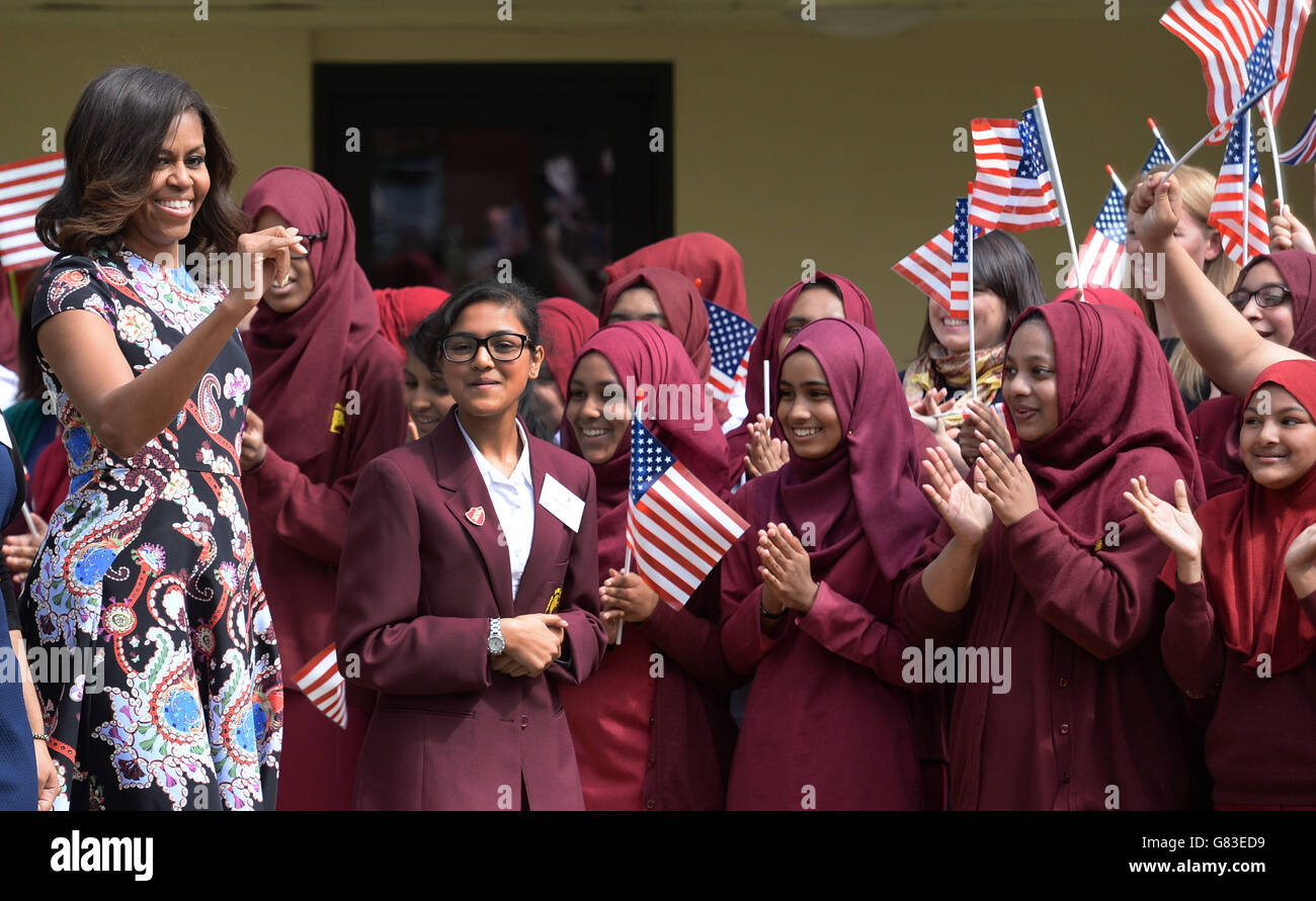 LA prima signora AMERICANA Michelle Obama incontra gli alunni alla Mulberry School for Girls a Tower Hamlets, a est di Londra. Foto Stock