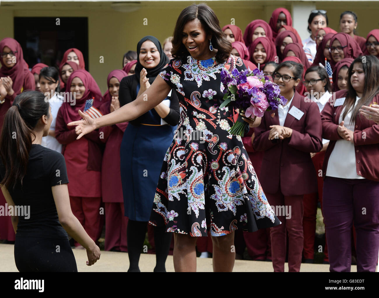 LA prima signora DEGLI STATI UNITI Michelle Obama incontra gli alunni e il personale della Mulberry School for Girls a Tower Hamlets, a est di Londra. Foto Stock
