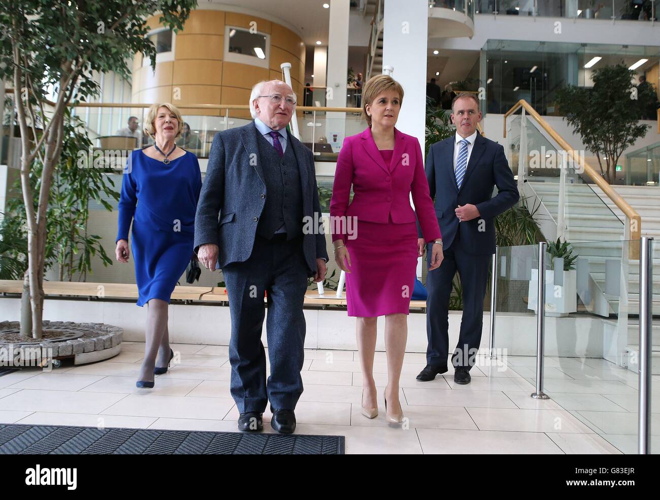 Del primo ministro di Scozia Nicola Storione incontro il presidente dell'Irlanda, Michael D. Higgins e moglie Sabine e Joe McHugh il ministro di Stato per la Diaspora e gli aiuti allo sviluppo d'oltremare al governo scozzese edificio a Atlantic Quay a Glasgow, il primo giorno della sua visita in Scozia. Foto Stock