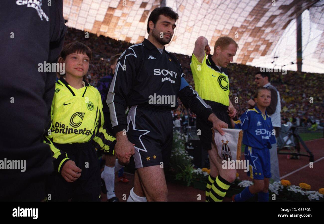 Calcio ... UEFA Champions League finale ... Borussia Dortmund / Juventus. Angelo Peruzzi, portiere Juventus e Matthias Sammer, Borussia dortmund guidano le squadre e lì mascotte in campo Foto Stock