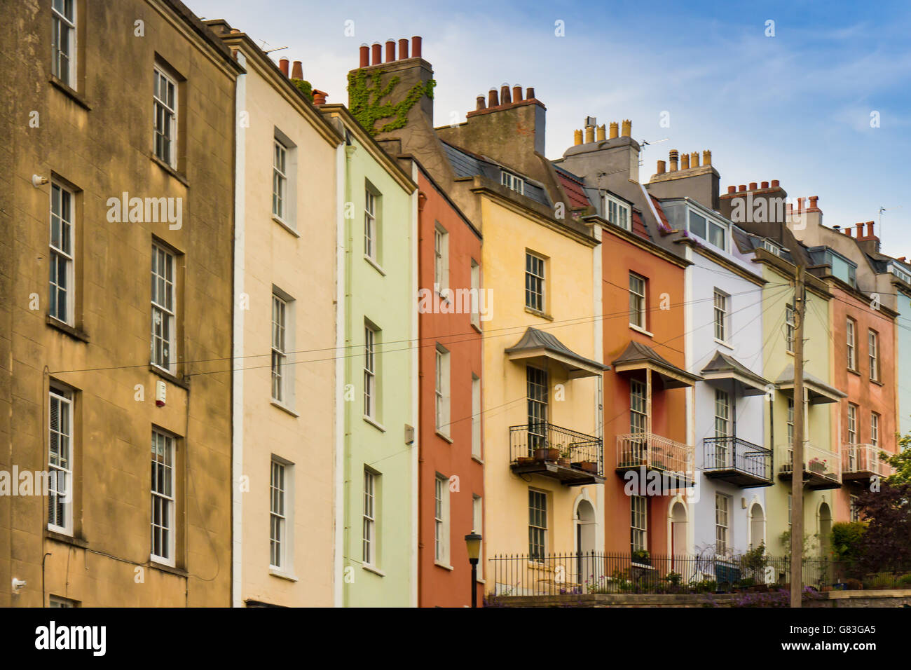 Fila di colorato colorato periodo case a schiera a Bristol Regno Unito edwardian victorian Foto Stock
