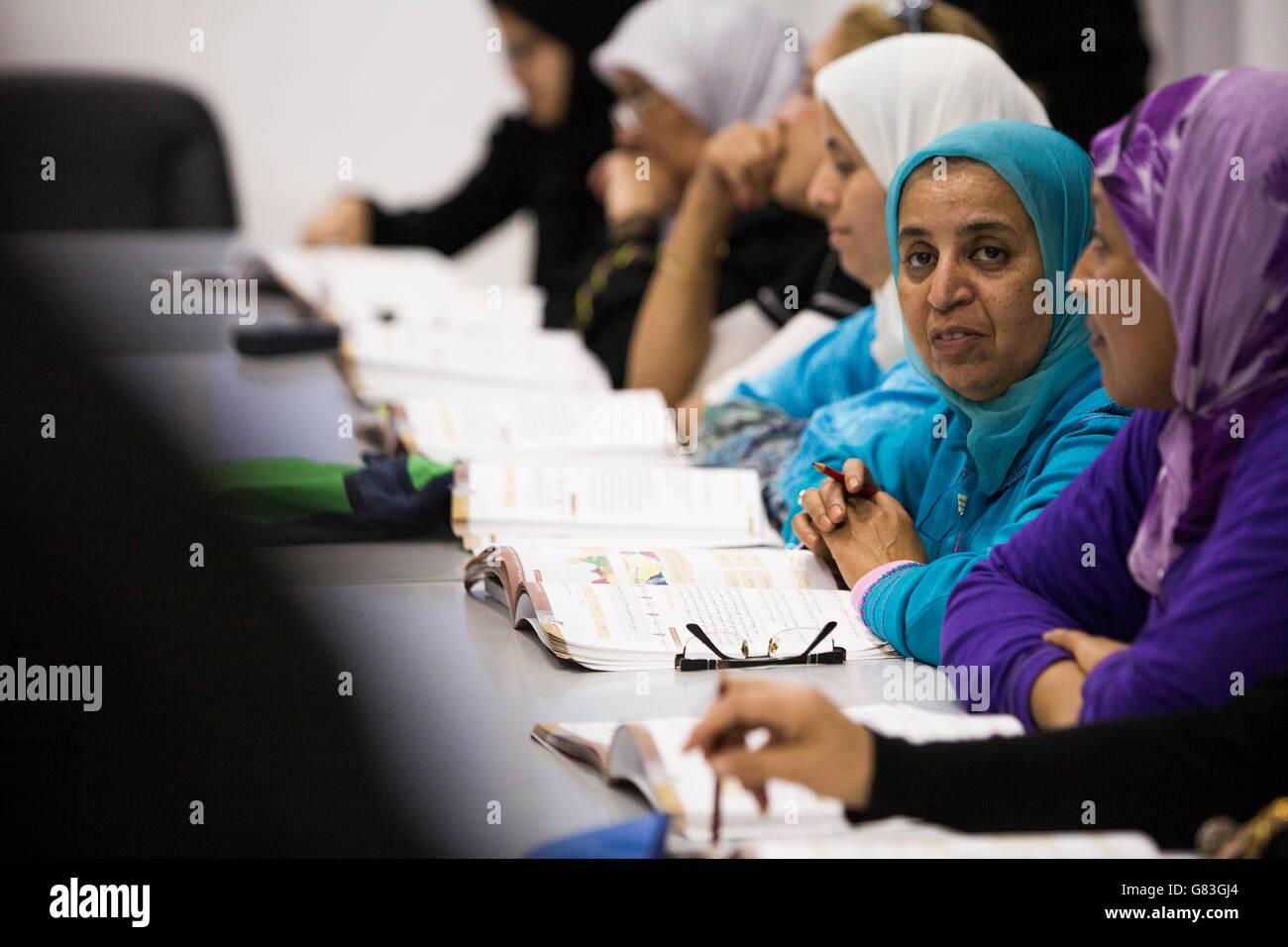 Le donne frequentano un funzionale serale per adulti corso di alfabetizzazione in Agadir, Marocco. Foto Stock