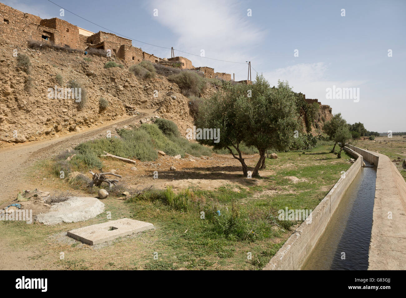 Il canale di irrigazione in Chichaoua Prov. ha portato a un aumento della produttività per gli agricoltori in questa area a secco del Marocco. Foto Stock