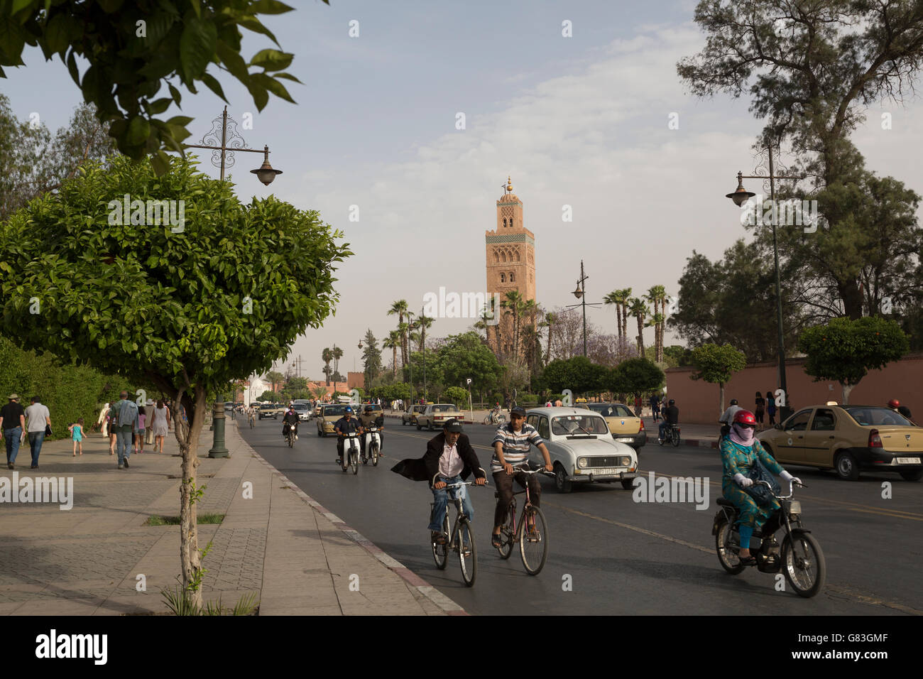 Ingrandisce la visualizzazione del traffico passato la Moschea di Koutoubia nella Medina di Marrakech, Marocco. Foto Stock
