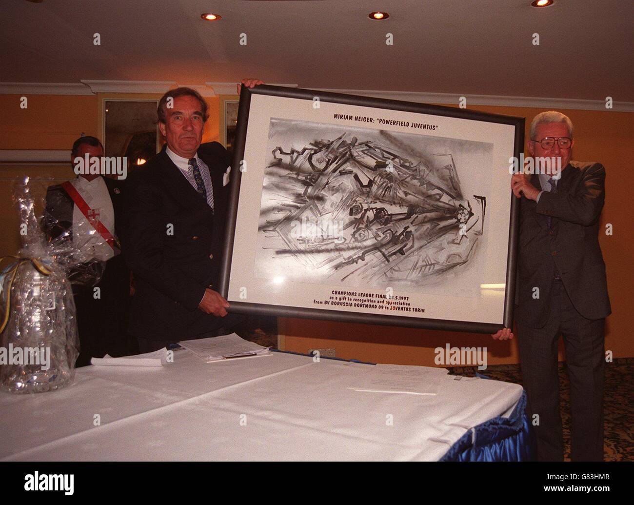 Il presidente della Juventus Vittorio Caissotti di Chiusano presenta Ernst Breer Vice Presidente di Borussia Dortmund con un dipinto Foto Stock