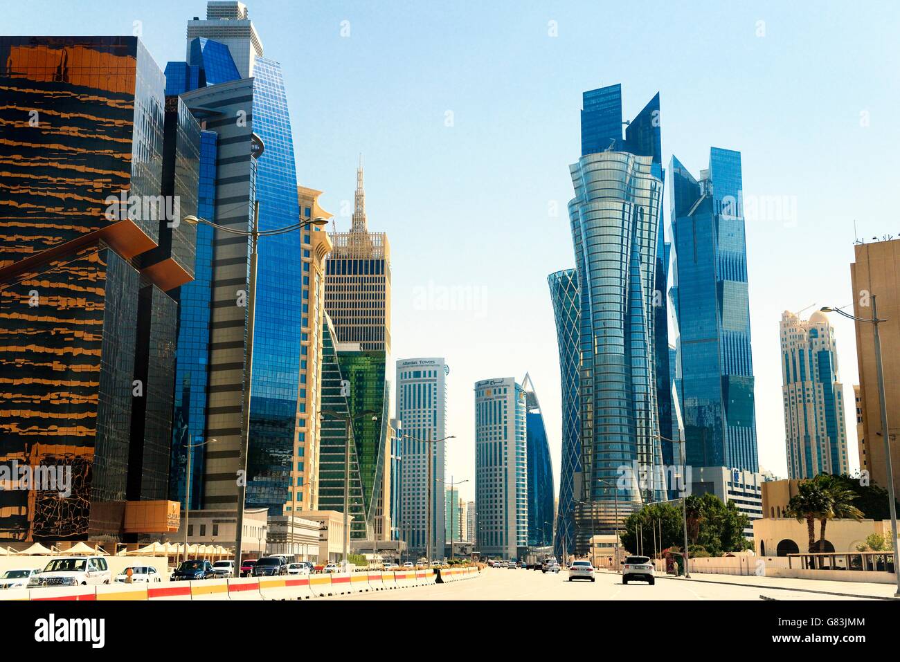 Centro di Doha, in Qatar. Alta iconico luogo sul Majlis Al Taawon San includono Golden Bay Tower, Palm Twin Tower e la Banca Islamica Tower Foto Stock