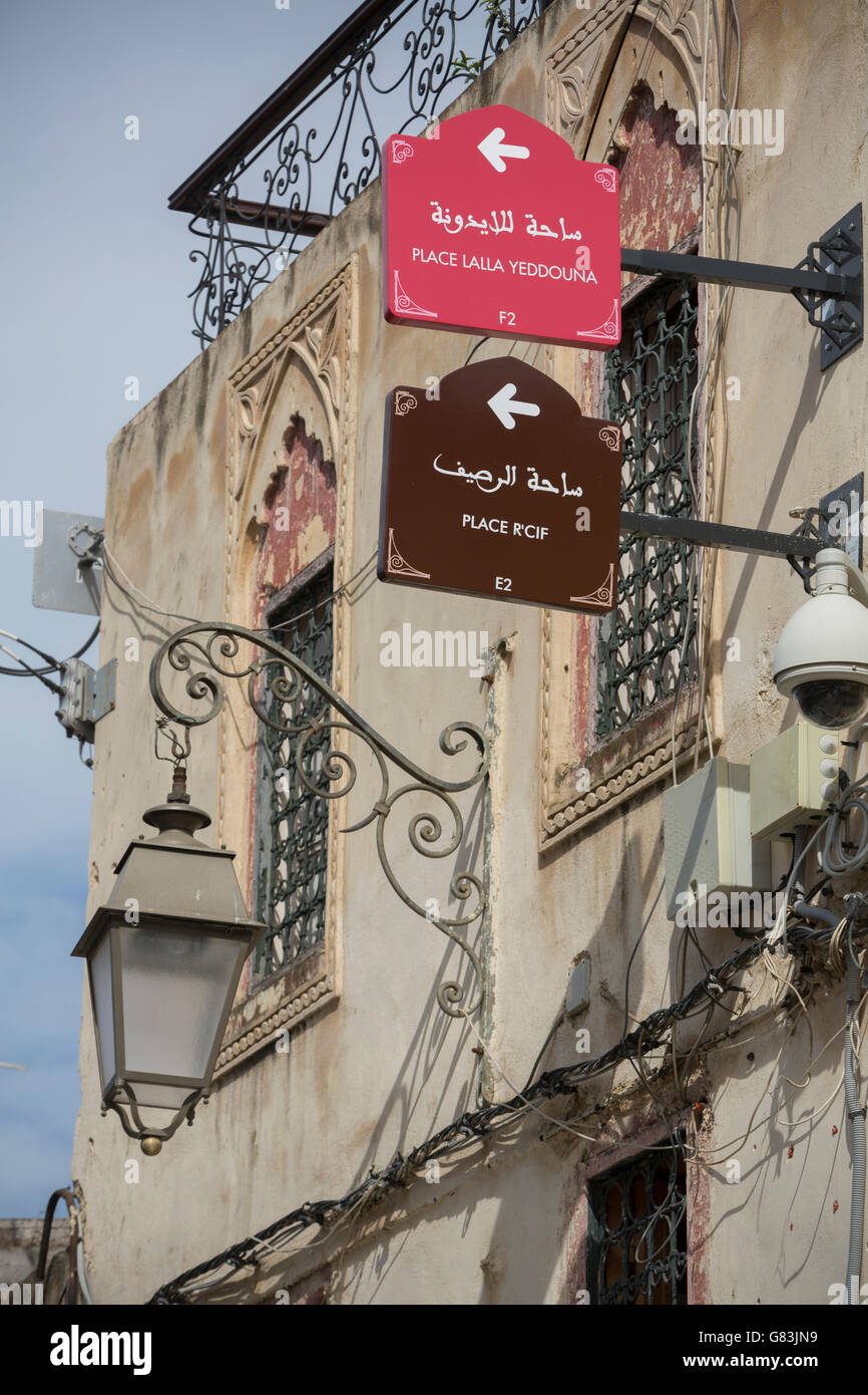 Segnaletica direzionale per l'auto-escursioni a piedi guidate aiutano a guidare i turisti nella vecchia medina di Fez, Marocco Foto Stock