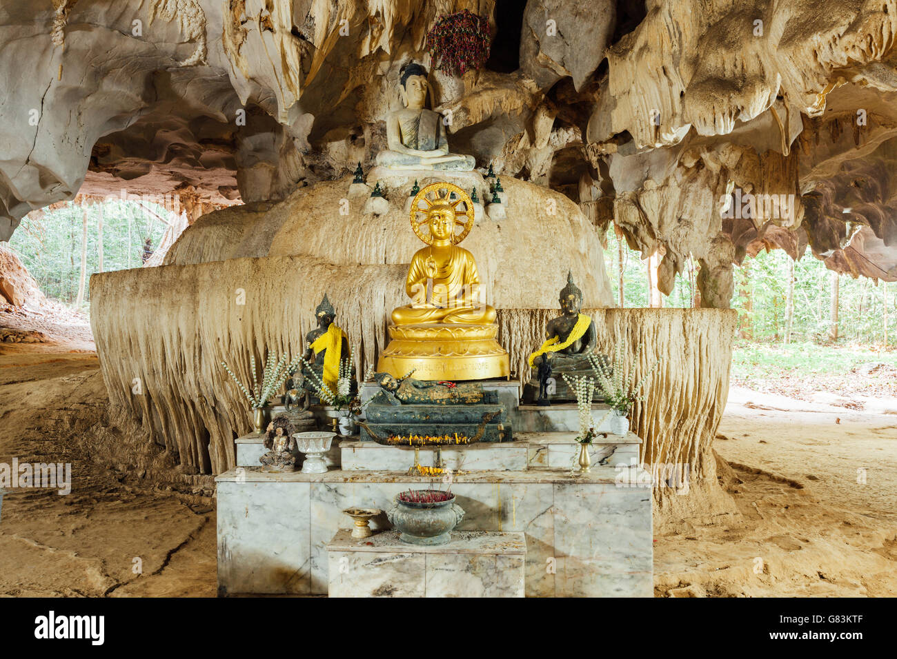 Immagine del Buddha nella grotta. Tiger tempio nella grotta, Krabi, Thailandia. Foto Stock