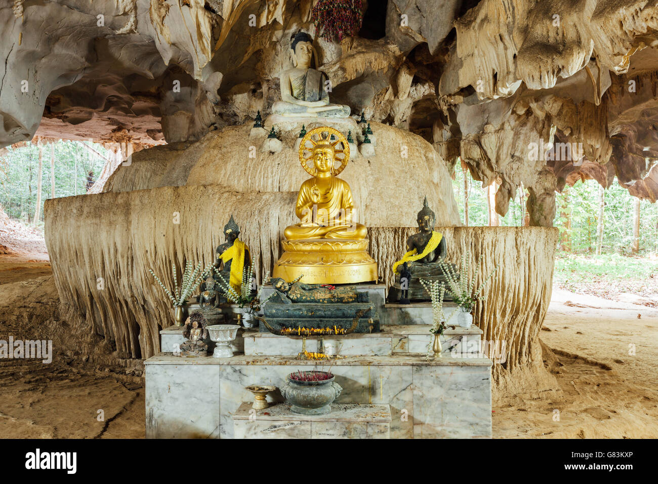 Immagine del Buddha nella grotta. Tiger tempio nella grotta, Krabi, Thailandia. Foto Stock