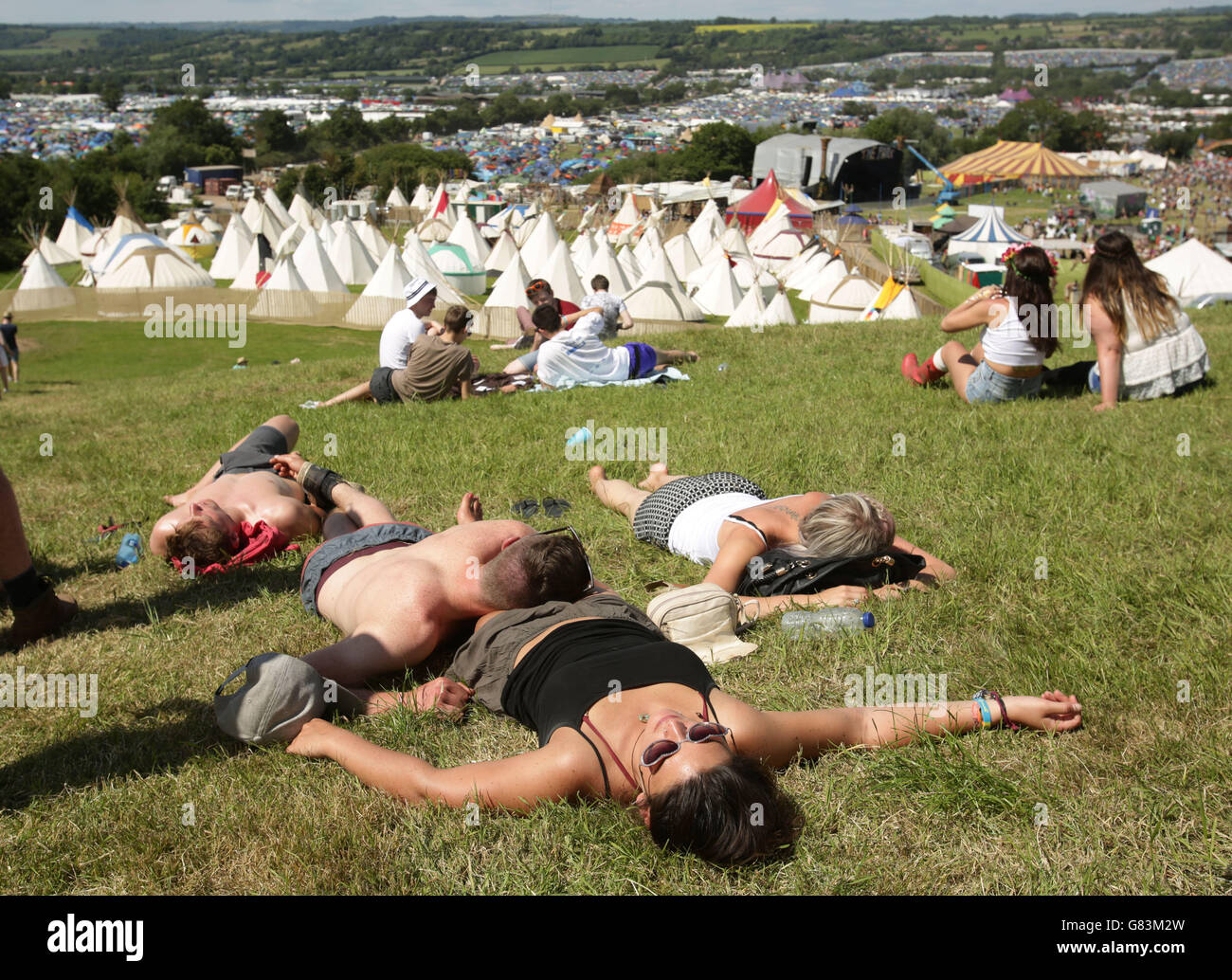 Glastonbury Festival 2015 - preparazione. Festivalgoers godersi il caldo al Festival di Glastonbury, presso Worthy Farm in Somerset. Foto Stock